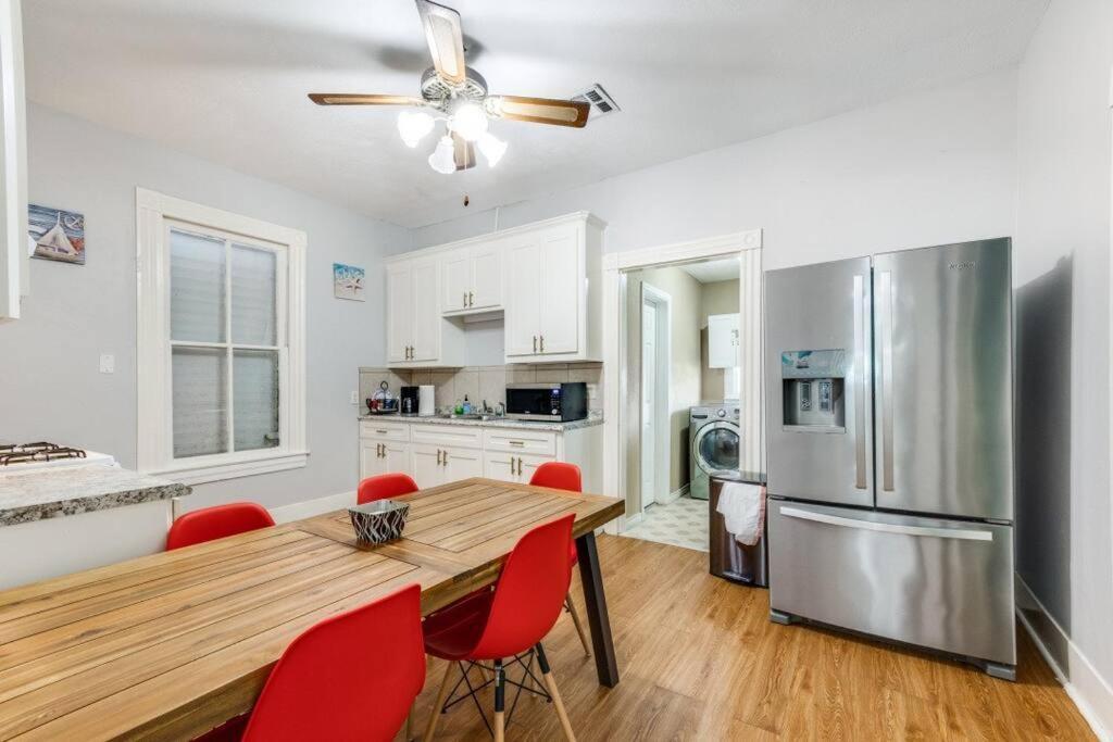 Cozy Sea Breeze Bungalow - 2 Mins To The Beach Galveston Extérieur photo