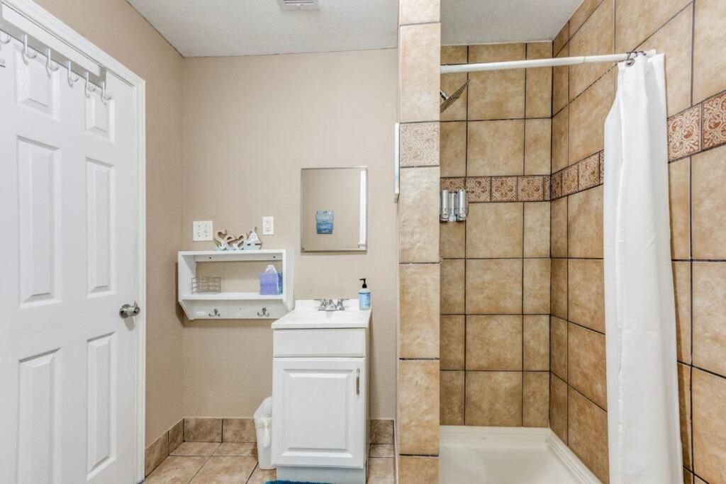 Cozy Sea Breeze Bungalow - 2 Mins To The Beach Galveston Extérieur photo