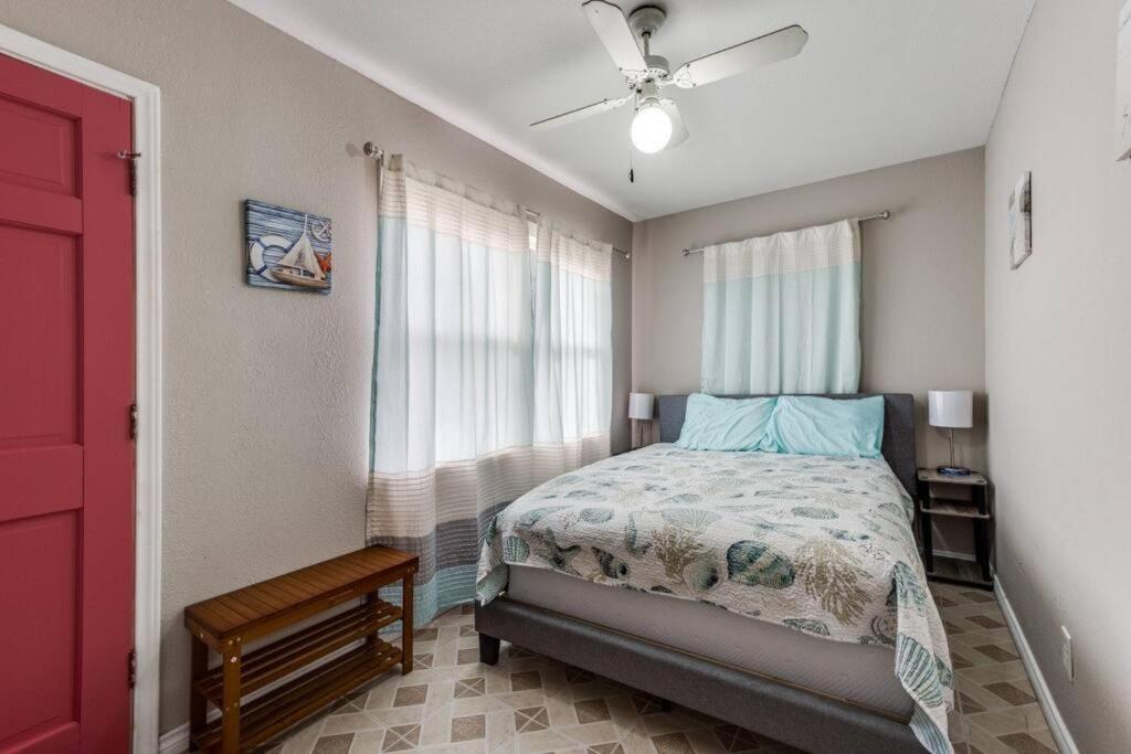 Cozy Sea Breeze Bungalow - 2 Mins To The Beach Galveston Extérieur photo